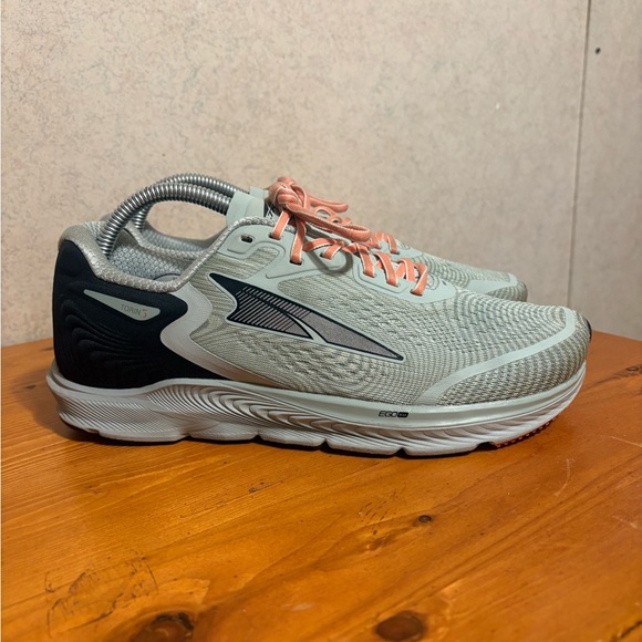 Altra Shoes - Altra Torin 5 Green Running Shoes with Coral Accents Women’s size 9